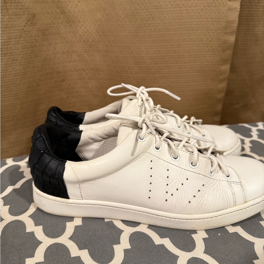 VINCE womens leather lace up Sneakers size 7.5 white black
